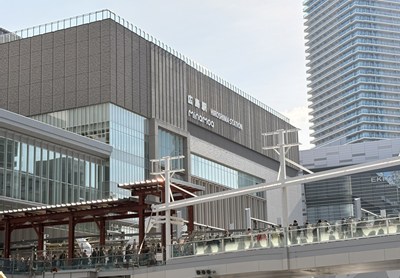 ペデストリアンデッキの行列