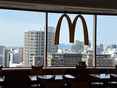 11Fに飾られたマクドナルドロゴ