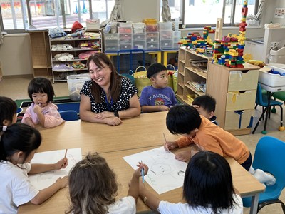 先生を囲む幼児クラスの子どもたち
