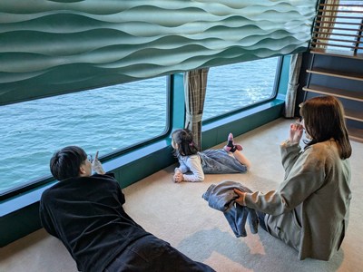 フェリーで寝転がる親子