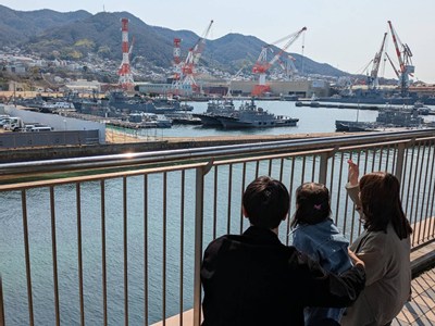 呉港を見つめる親子