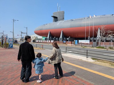 てつのくじら館に向かう親子