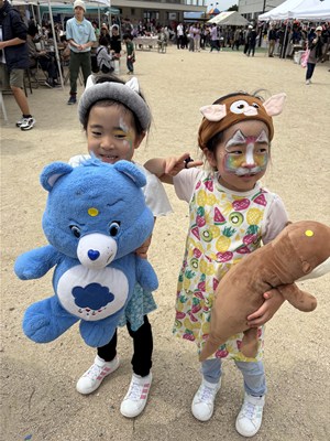 フェイスアートをして学園祭を楽しむ女の子