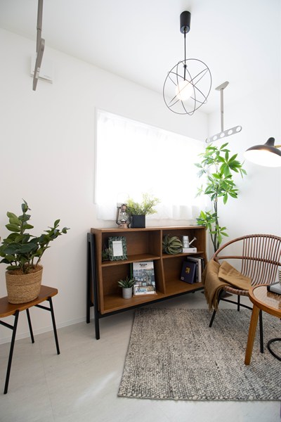 観葉植物や家具を置いたサンルーム