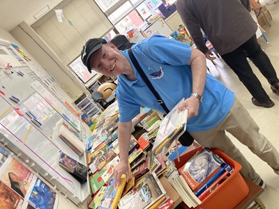 バザーの商品を手に取る外国人男性