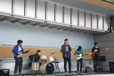 ステージでバンド演奏をする男子生徒