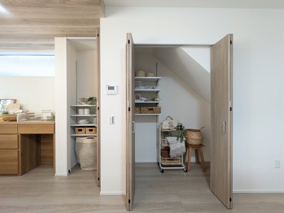 キッチン横と階段下の収納