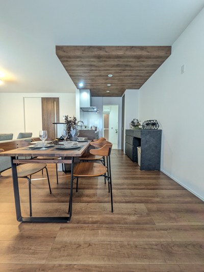 ウォールナットで統一された部屋