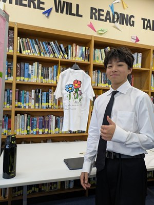 青とピンクの花が描かれたTシャツとYuuさん