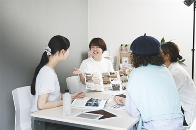 打合せする女性スタッフとお客様