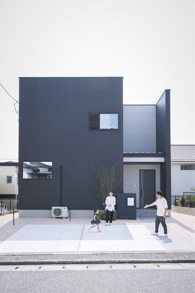 直線的な白黒の配色の外観