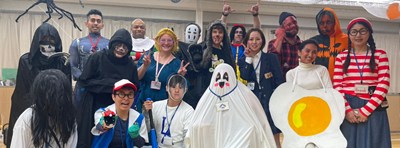 ハロウィンの仮装をした人々の集合写真