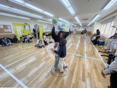 ボールを持ってゲームをする大人と子ども