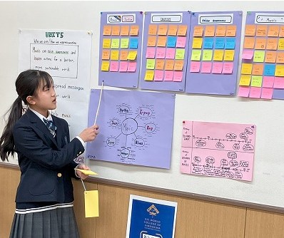 プレゼンテーションする女子児童