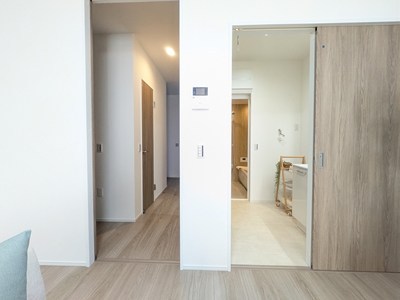 リビングから続く廊下と洗面所