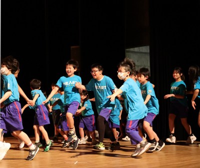 ダンスを練習している複数の児童