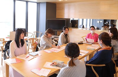 助産師による母親学級の様子