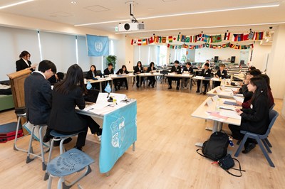 各国の代表が机を向かい合わせ、輪になってディスカッションしている