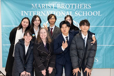 模擬国連の各国代表の生徒とShunichiさんの集合写真