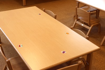 乳幼児用の4人掛けテーブルと椅子