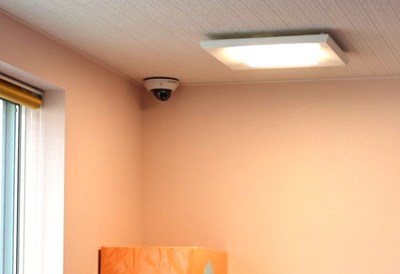 部屋の天井隅にある見守りカメラ