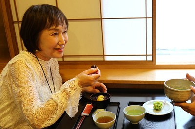 栗ぜんざいを楽しむ女性