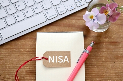 NISAの文字とパソコン