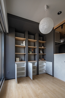 LDKに設置された大容量の造作棚