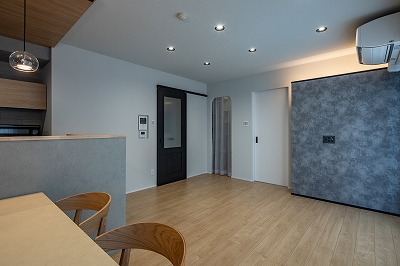 グレーのアクセントウォールが印象的なLDK