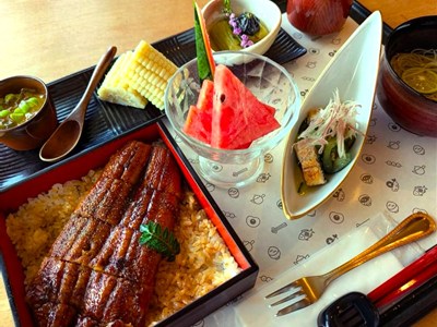 うな重と小鉢が並ぶ丑の日ランチ