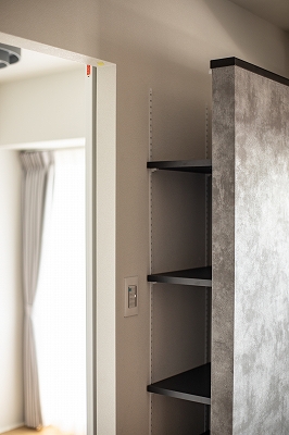 間仕切り壁の裏に設置した稼働棚