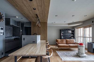 造作のキッチンとテーブルが目を惹くLDK