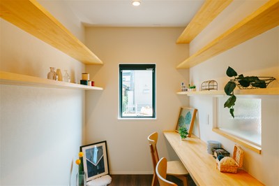 飾り棚とデスク