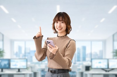 スマホを片手に指を差す女性