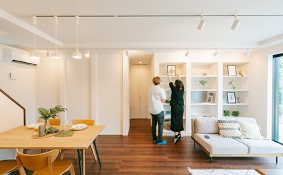 リビングで過ごす夫婦の日常