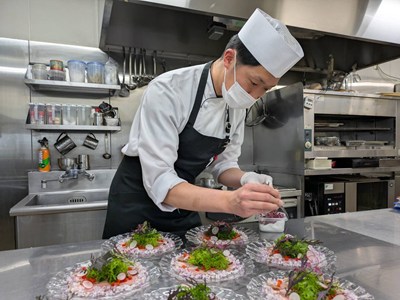 調理中の上畠シェフ