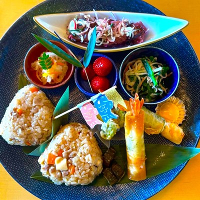 鯉のぼりのピックが刺さったおこわ風おむすびランチ