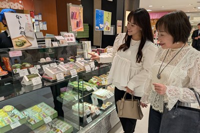 御菓子所高木でのショッピング風景