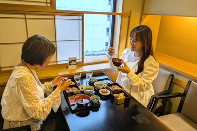 お赤飯弁当を楽しむ様子