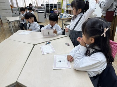 授業中発表する子の話を聞く子どもたち