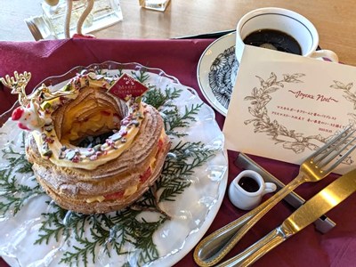 サンタやトナカイがデコレーションされたパリブレスト