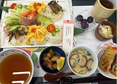 海老やきゅうり、錦糸卵が乗った七夕そうめん