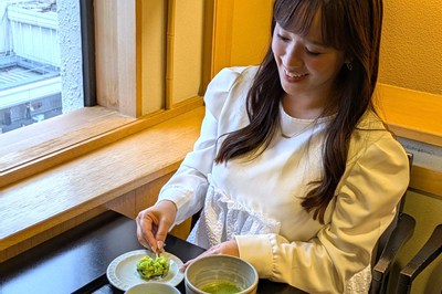 上生菓子を食べる女性