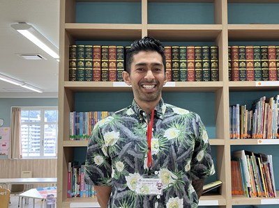 笑顔のアナンタ先生のバストアップ写真