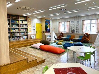 ＝机やヨギボーが並ぶライブラリーの全体