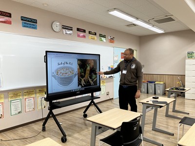 電子黒板で授業の準備をする先生