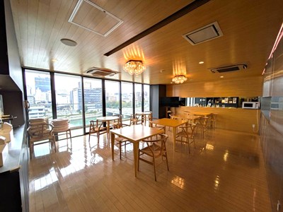 壁一面がガラス張りのラウンジ