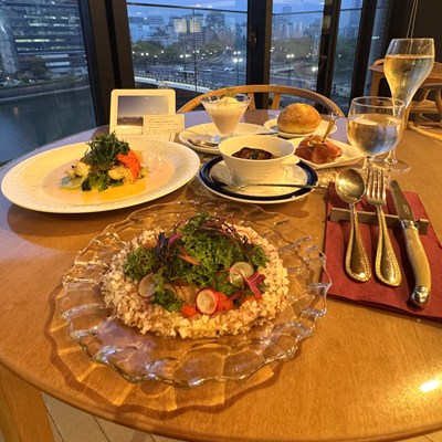 ガラスの器に載ったスペシャルディナー