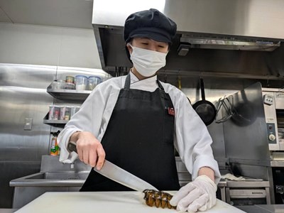 調理中の吉兼シェフ