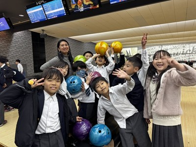 ボウリングを楽しむ子どもたち